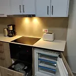 Lovely 1-bedroom Unit @ Fabulous Location Διαμέρισμα *